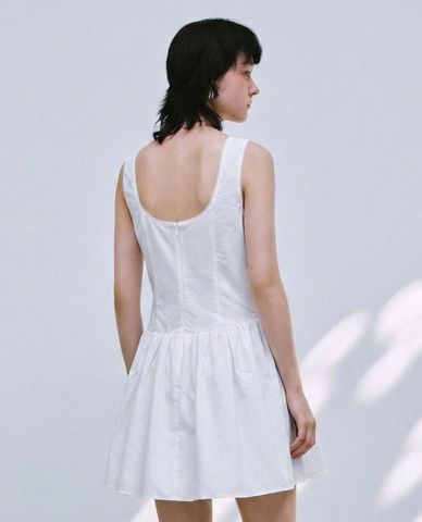  URBAN REVIVO - Đầm sát nách mini cổ tròn phối ren 