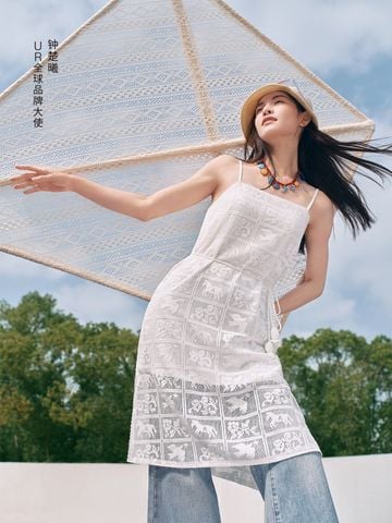  URBAN REVIVO - Đầm hai dây mini họa tiết dệt nổi 