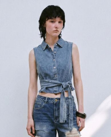  URBAN REVIVO - Áo sát nách nữ denim cổ bẻ phối dây thắt 
