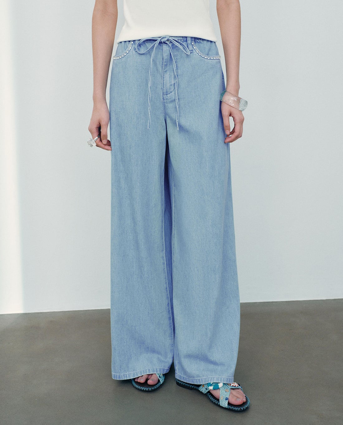 URBAN REVIVO - Quần jeans nữ ống rộng phối dây rút