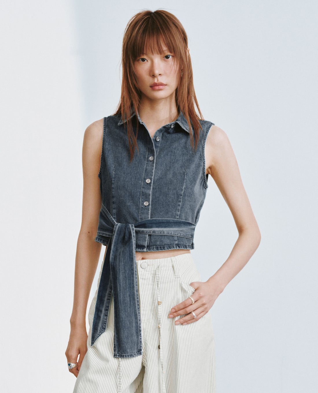 URBAN REVIVO - Áo sát nách denim nữ cổ bẻ thắt nơ