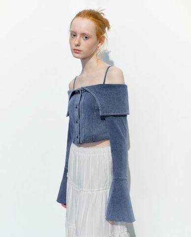  URBAN REVIVO - Áo hai dây nữ denim tay loe phom croptop 