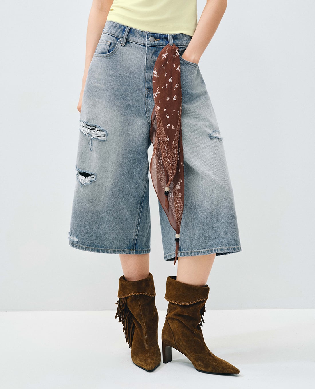 URBAN REVIVO - Quần short jeans nữ ống rộng kèm khăn