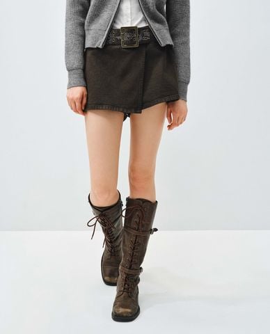  URBAN REVIVO - Quần short giả váy nữ vạt chéo kèm thắt lưng 