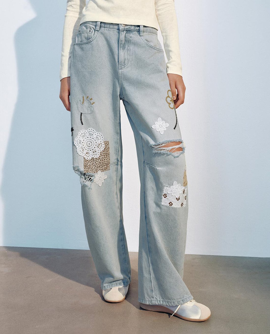 URBAN REVIVO - Quần jeans nữ ống rộng thêu họa tiết