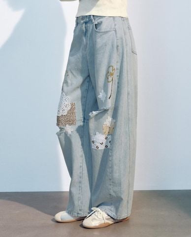  URBAN REVIVO - Quần jeans nữ ống rộng thêu họa tiết 
