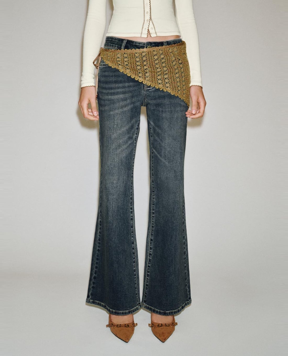 URBAN REVIVO - Quần jeans nữ ống loe phối khăn