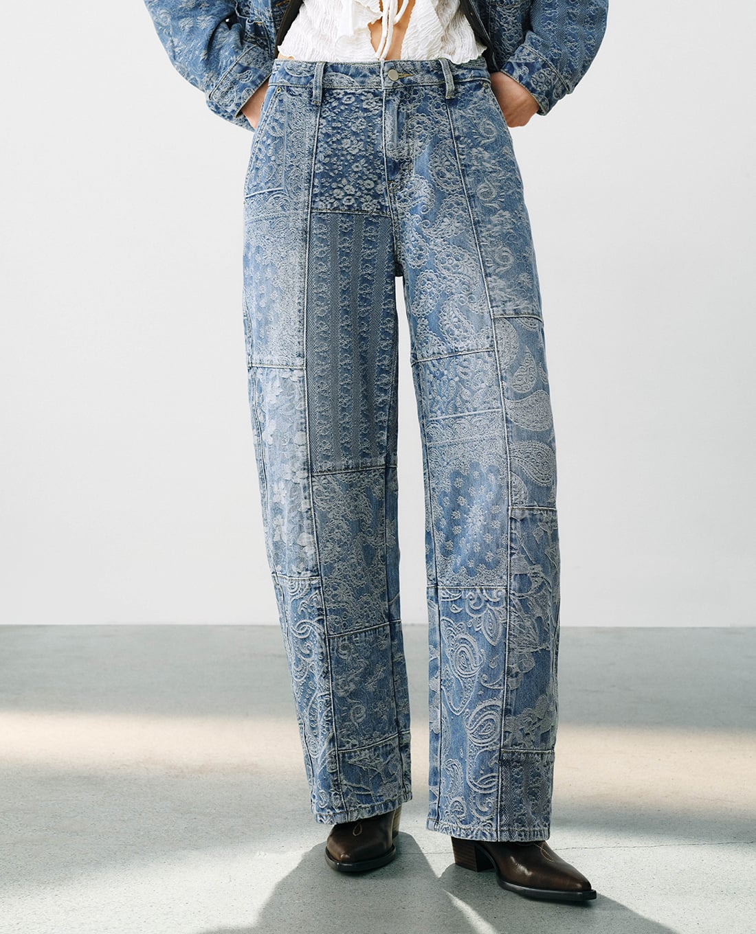 URBAN REVIVO - Quần jeans nữ ống rộng họa tiết paisley