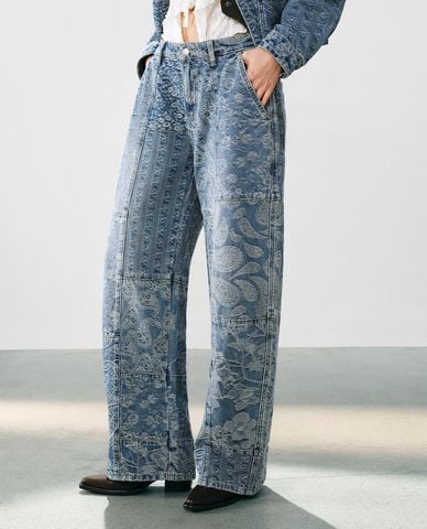  URBAN REVIVO - Quần jeans nữ ống rộng họa tiết paisley 
