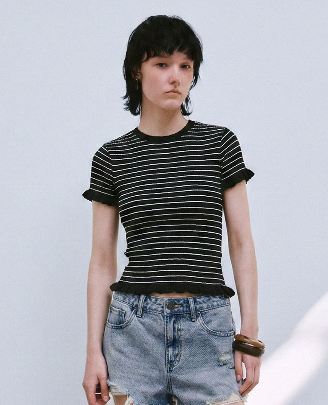 URBAN REVIVO - Áo croptop nữ tay ngắn kẻ sọc viền bèo