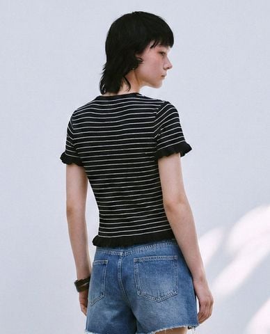  URBAN REVIVO - Áo croptop nữ tay ngắn kẻ sọc viền bèo 