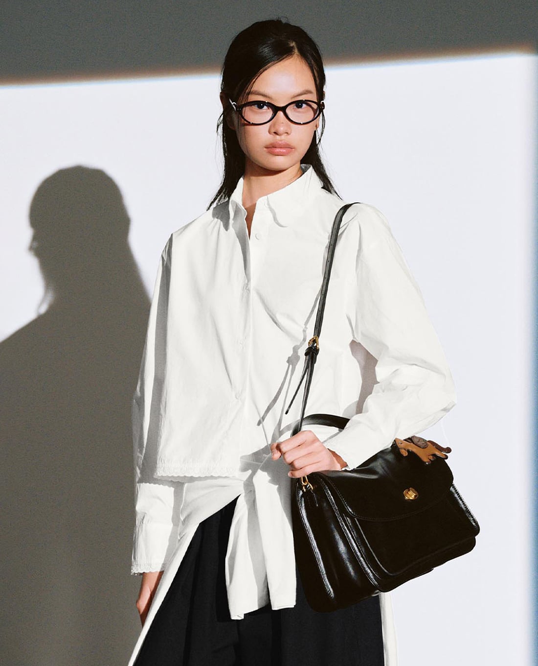 URBAN REVIVO - Áo sơ mi nữ cổ bẻ tay dài phối viền ren