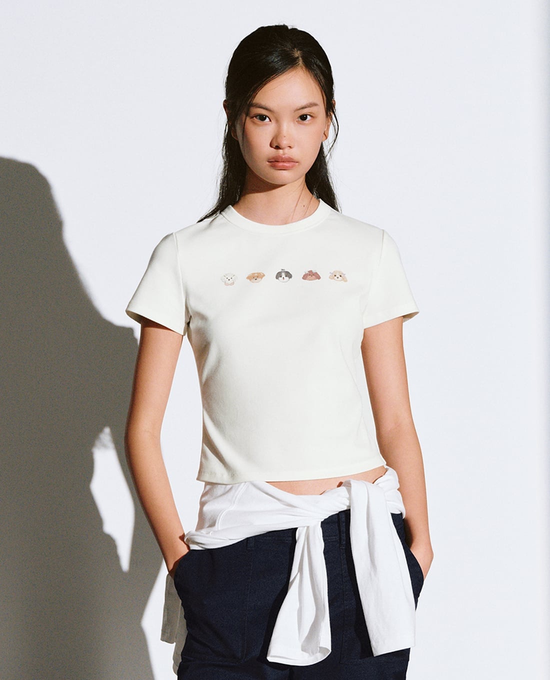 URBAN REVIVO - Áo croptop nữ cổ tròn tay ngắn in họa tiết