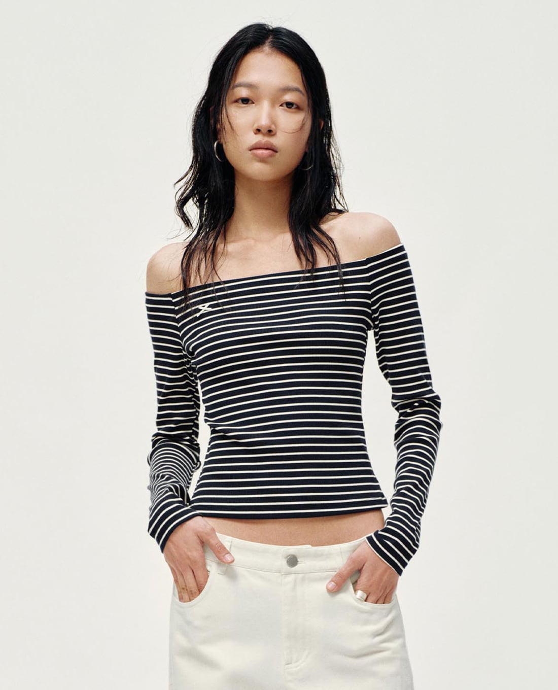 URBAN REVIVO - Áo trễ vai nữ tay dài phom ôm kẻ sọc