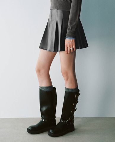  URBAN REVIVO - Chân váy chữ A mini xếp li 