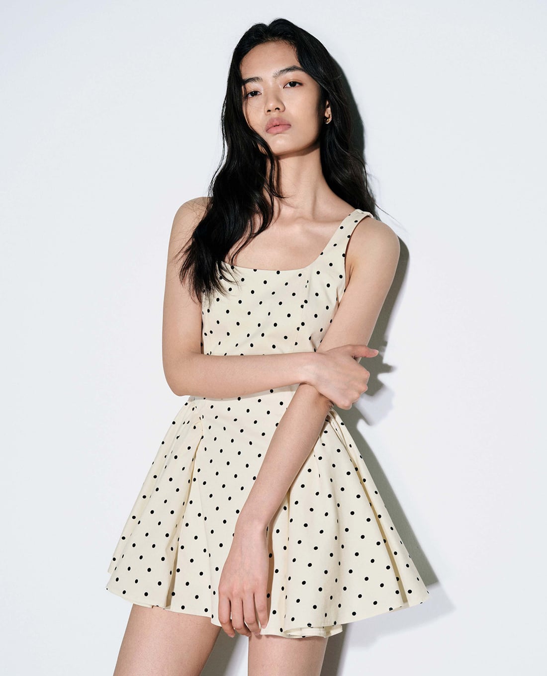 URBAN REVIVO - Đầm hai dây mini cổ vuông dáng xòe chấm bi