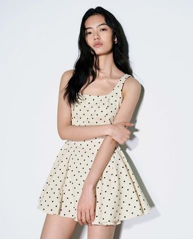  URBAN REVIVO - Đầm hai dây mini cổ vuông dáng xòe chấm bi 