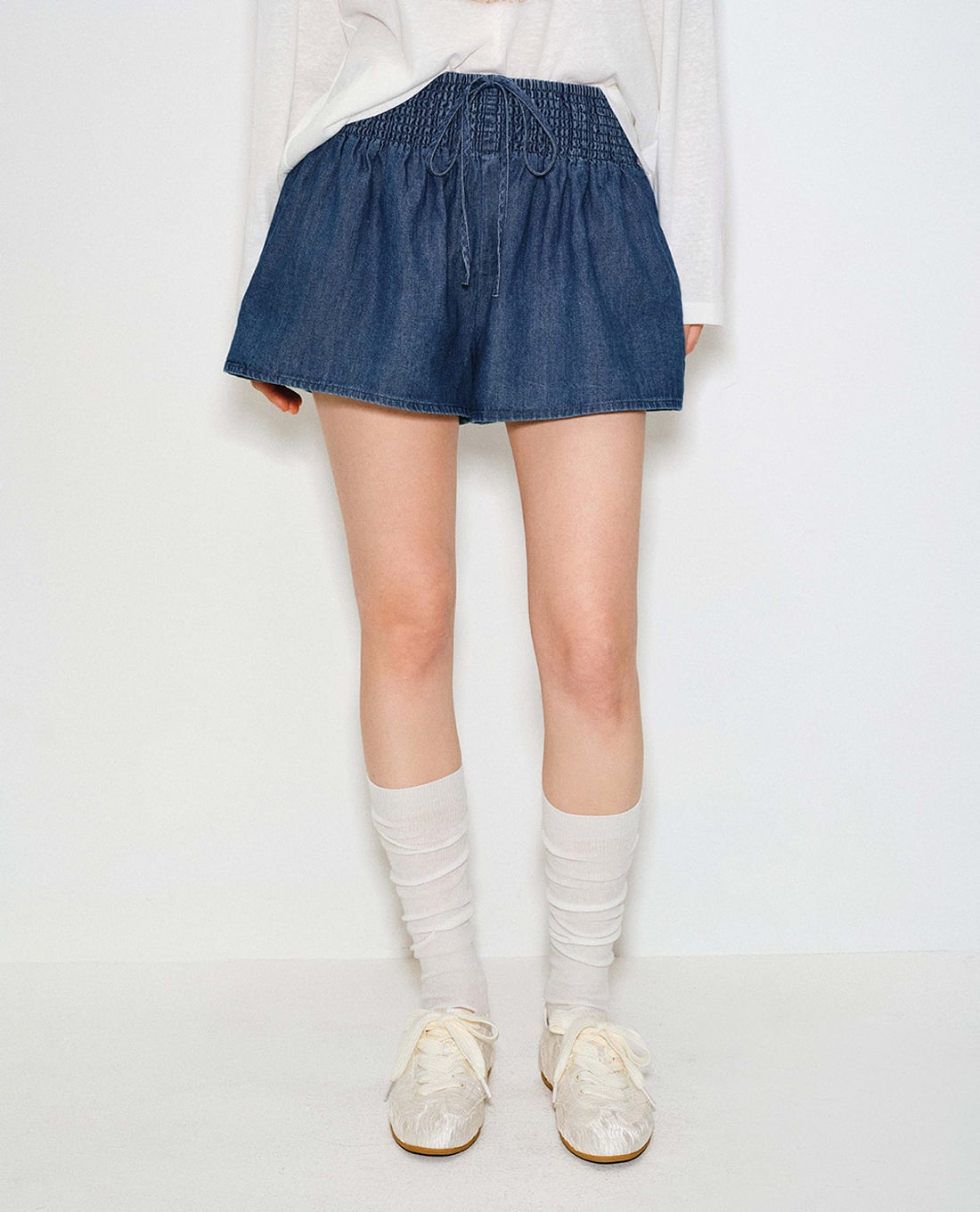 URBAN REVIVO - Quần short jeans nữ ống rộng cạp nhún
