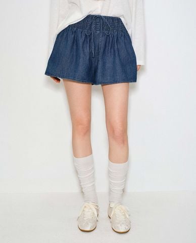  URBAN REVIVO - Quần short jeans nữ ống rộng cạp nhún 