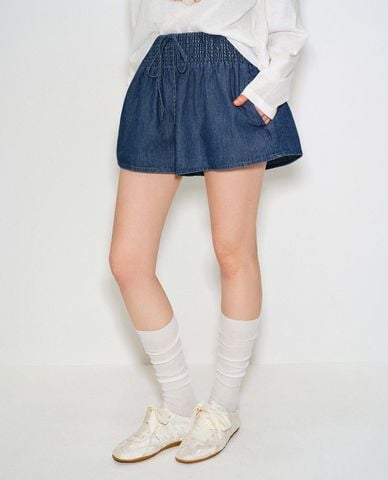  URBAN REVIVO - Quần short jeans nữ ống rộng cạp nhún 