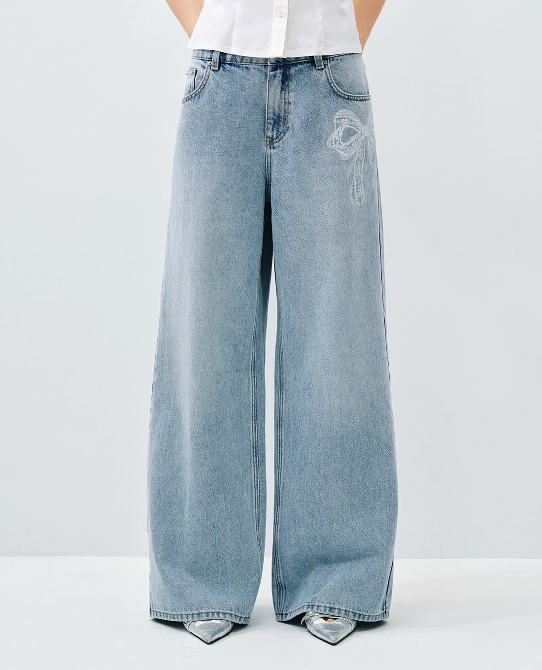 URBAN REVIVO - Quần jeans nữ ống rộng thêu họa tiết nơ