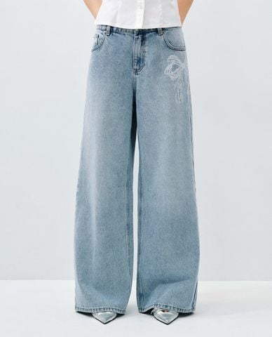  URBAN REVIVO - Quần jeans nữ ống rộng thêu họa tiết nơ 