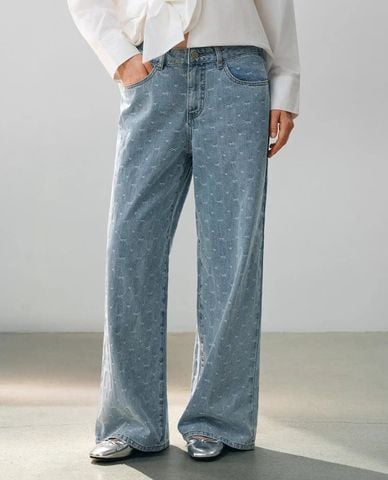  URBAN REVIVO - Quần jeans nữ ống rộng thêu họa tiết nơ 