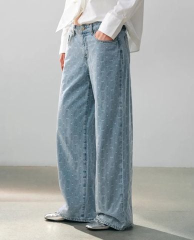  URBAN REVIVO - Quần jeans nữ ống rộng thêu họa tiết nơ 