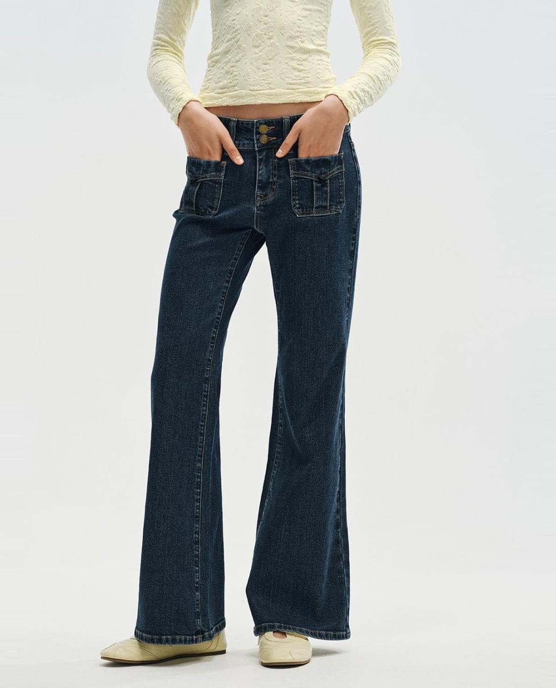 URBAN REVIVO - Quần jeans nữ ống loe phối túi