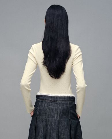  URBAN REVIVO - Áo dệt kim nữ cổ thuyền tay dài thêu hoa 