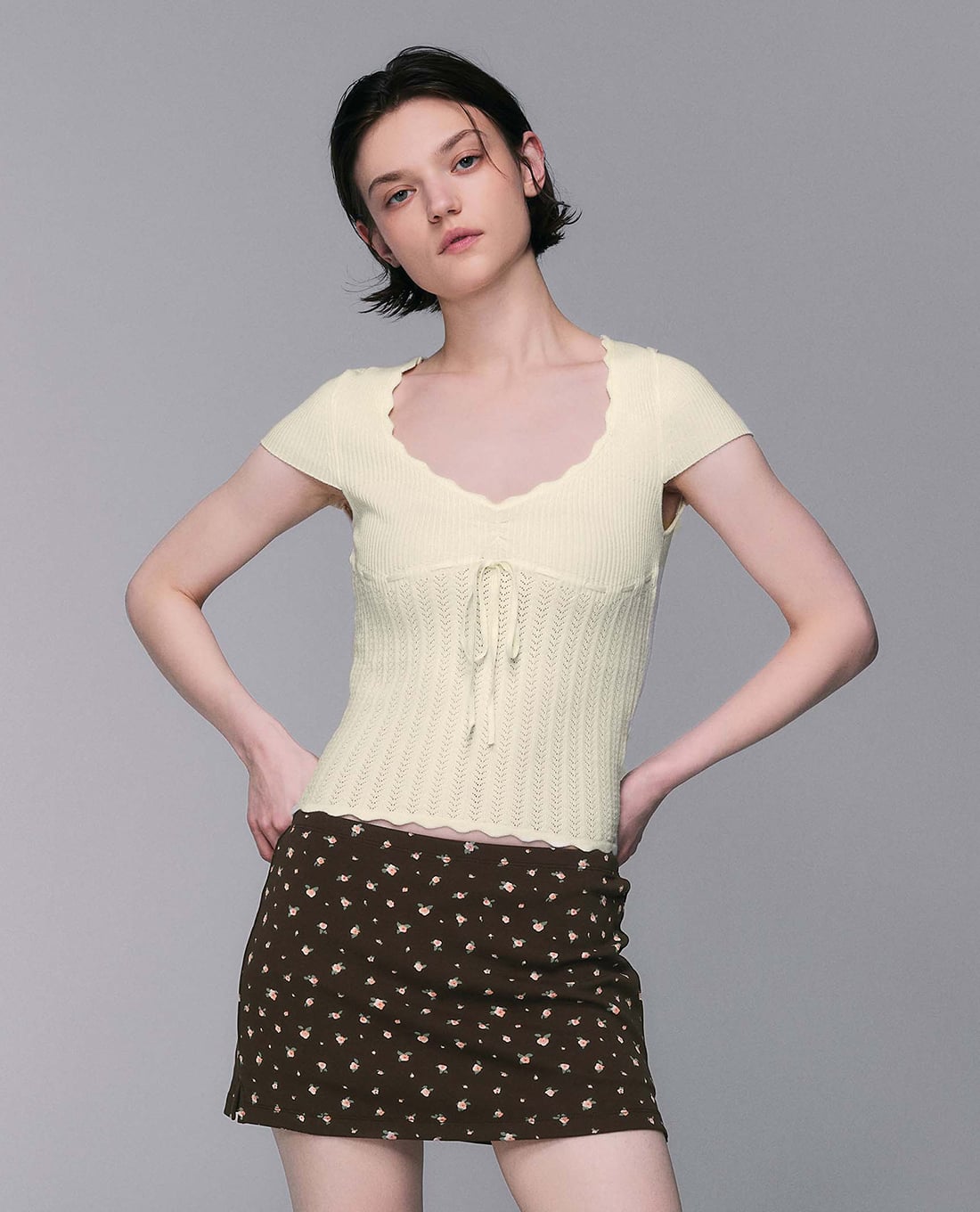 URBAN REVIVO - Áo dệt kim nữ cổ chữ V tay ngắn phối dây