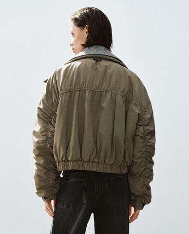  URBAN REVIVO - Áo khoác bomber nữ cổ đứng nhún viền 