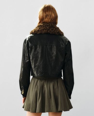  URBAN REVIVO - Áo khoác da nữ tay dài cổ lông phom croptop 