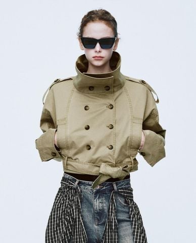  URBAN REVIVO - Áo khoác croptop nữ hai hàng nút cổ trụ 