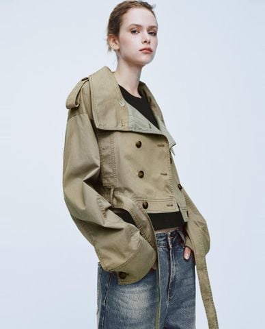  URBAN REVIVO - Áo khoác croptop nữ hai hàng nút cổ trụ 