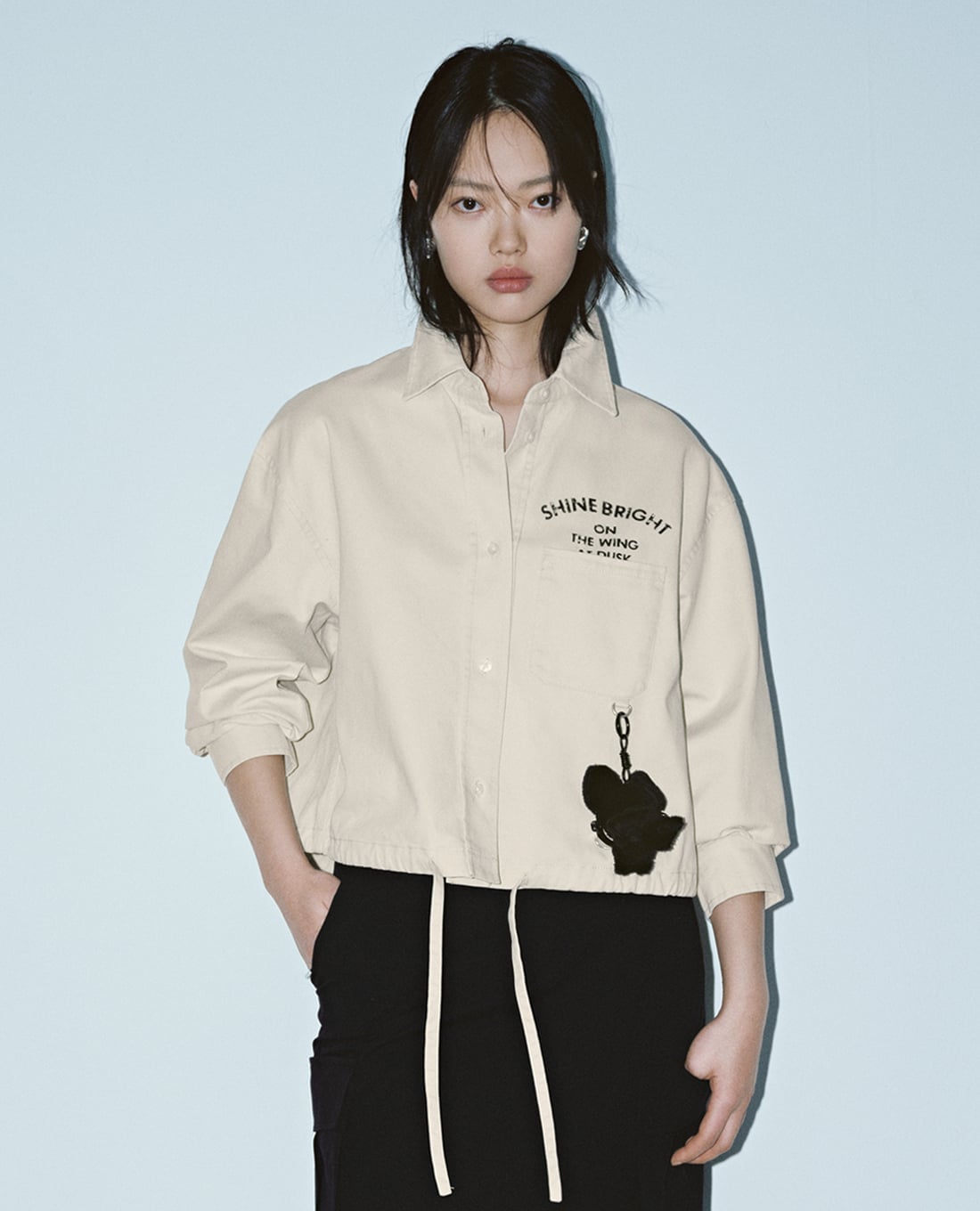 URBAN REVIVO - Áo sơ mi nữ cổ bẻ tay dài in chữ phối charm