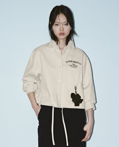  URBAN REVIVO - Áo sơ mi nữ cổ bẻ tay dài in chữ phối charm 