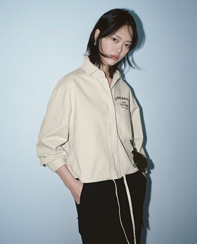  URBAN REVIVO - Áo sơ mi nữ cổ bẻ tay dài in chữ phối charm 