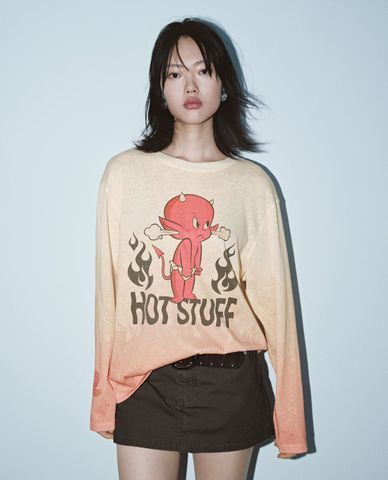  URBAN REVIVO - Áo thun nữ cổ tròn tay dài in họa tiết 