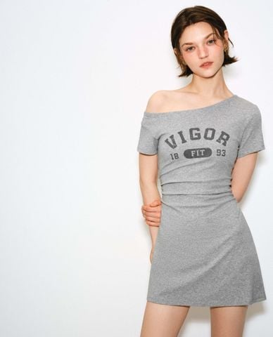  URBAN REVIVO - Đầm trễ vai mini in chữ phom ôm 