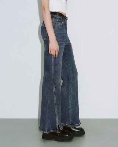  URBAN REVIVO - Quần jeans nữ ống loe kèm thắt lưng 