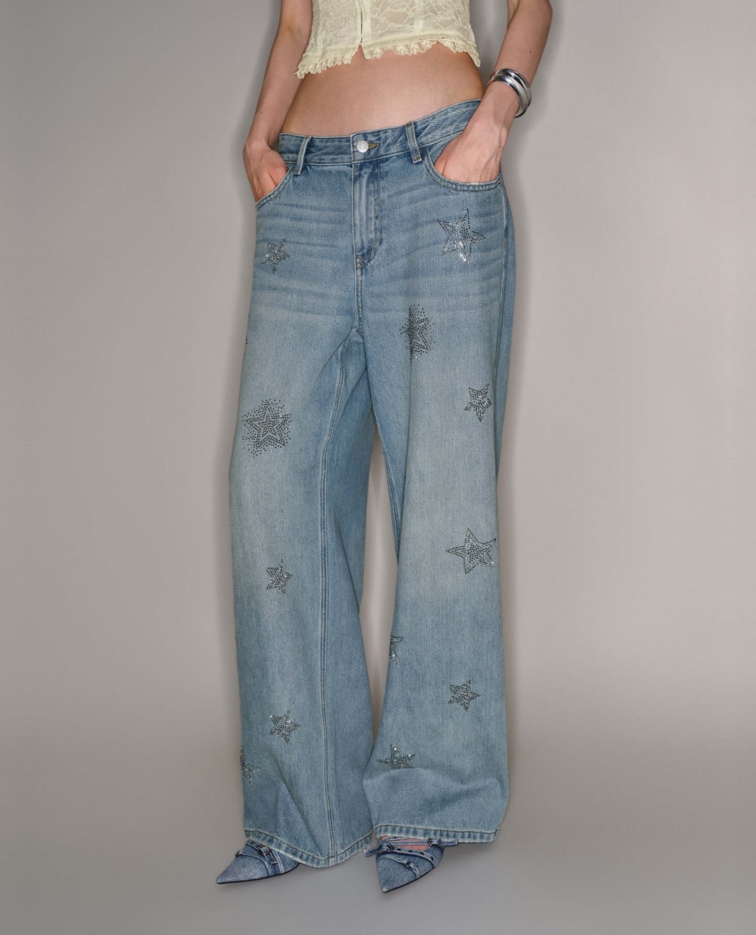 URBAN REVIVO - Quần jeans nữ ống rộng đính đá ngôi sao
