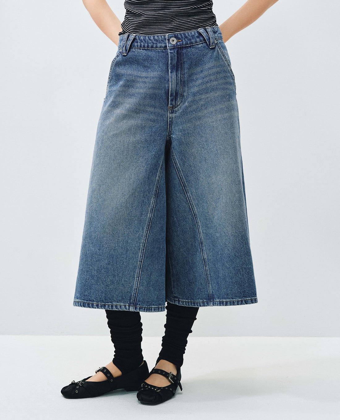 URBAN REVIVO - Quần jeans nữ ống rộng cạp cao dáng lửng