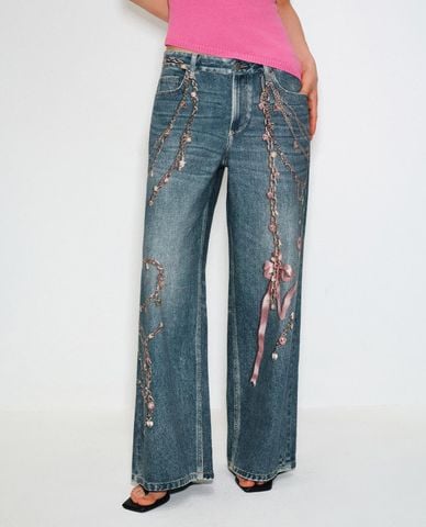  URBAN REVIVO - Quần jeans nữ ống rộng thêu họa tiết 