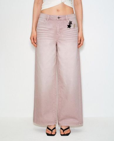  URBAN REVIVO - Quần jeans nữ ống rộng đính họa tiết 