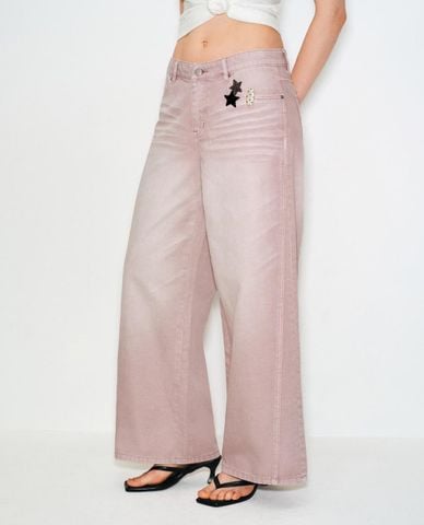  URBAN REVIVO - Quần jeans nữ ống rộng đính họa tiết 
