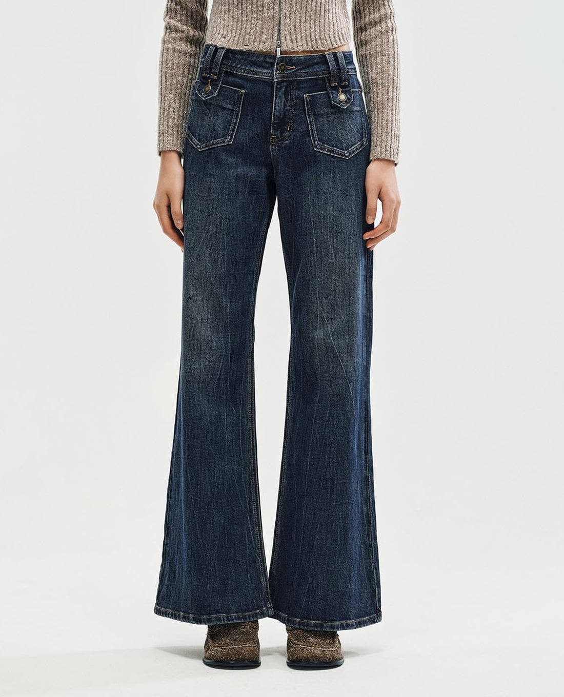 URBAN REVIVO - Quần jeans nữ ống loe phối túi