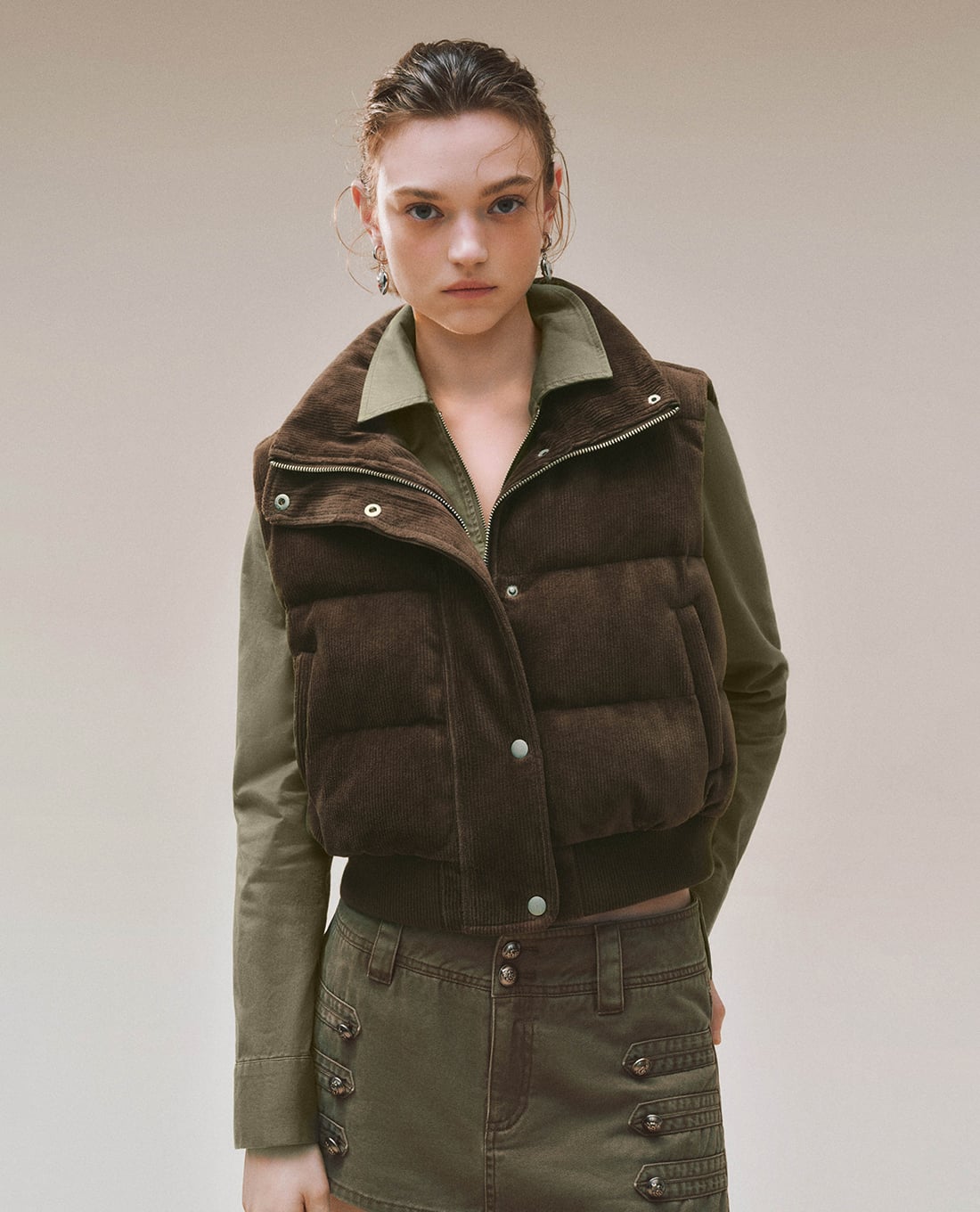 URBAN REVIVO - Áo khoác gilet nữ cổ lông phom croptop