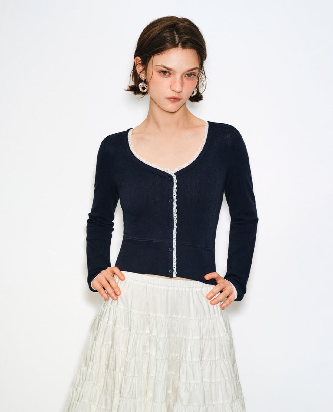 URBAN REVIVO - Áo khoác cardigan nữ cổ tim tay dài viền ren