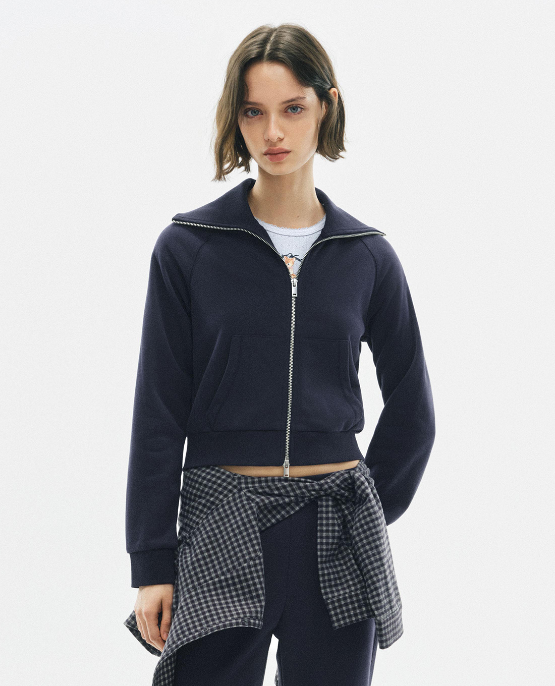 URBAN REVIVO - Áo khoác croptop nữ cổ bẻ tay dài khóa kéo